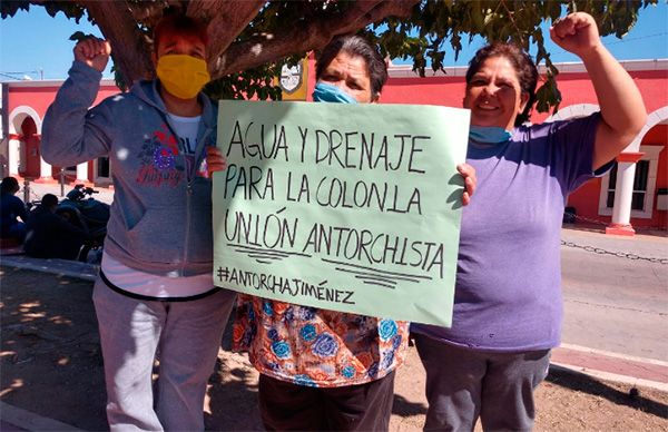 Protestan para exigir terrenos para vivienda y otras demandas, al alcalde de Jiménez