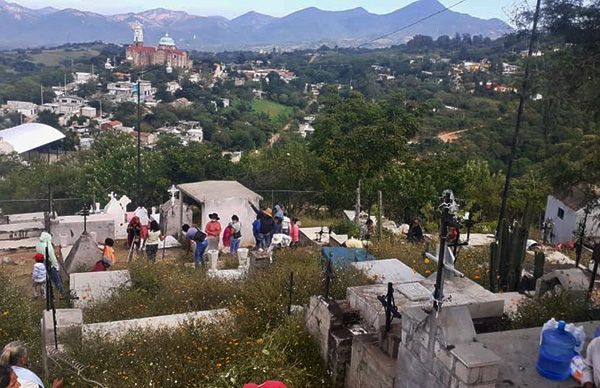 Preparan antorchistas de Oaxaca panteones para Día de Muertos