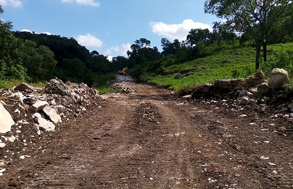 Avanza construcción de camino en comunidades de Aquismón