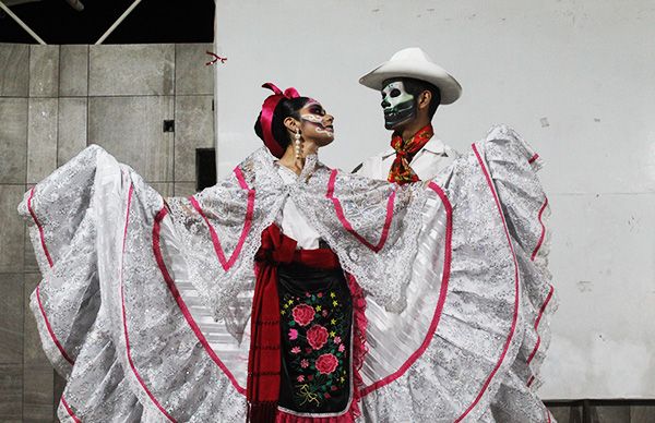 Con ofrenda Antorcha preserva tradiciones mexicanas