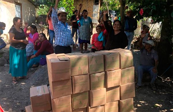 Reciben despensas familias humildes de pueblo de Chilapa