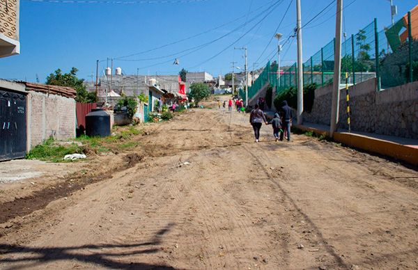 Dan banderazo de obra a pavimentación en la colonia Rey Izcóatl, Ixtapaluca