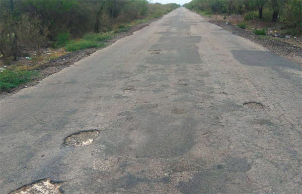 Urge término de carretera Rioverde a San Bartolo