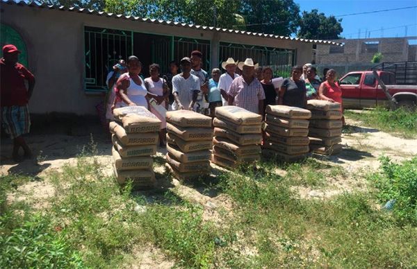 Habitantes de Tapextla reciben material para mejora de vivienda 