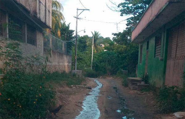 Urgen colonos de Acapulco pavimentar calle 