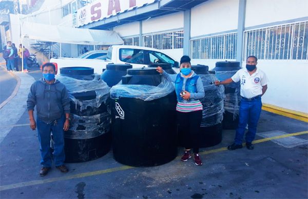 Con tinacos solucionan la falta de agua potable en Nicolás Romero