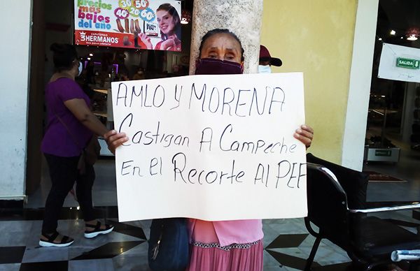 Antorchistas protestan contra recortes al PEF 2021 con cadena humana en Campeche