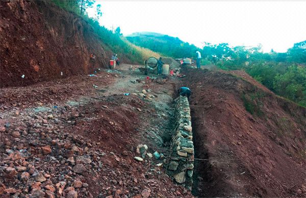 Inicia construcci¾n de acceso a auditorio cultural en Zapotitlßn Tablas