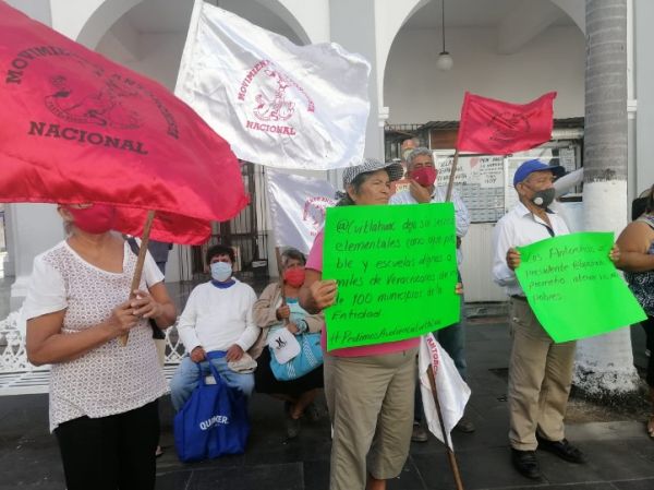 Se manifiestan antorchistas jarochos; solicitan audiencia con Cuitlßhuac GarcÝa