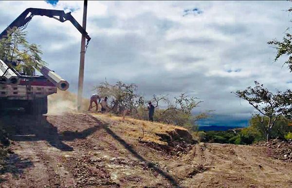 Antorcha ilumina comunidad en la Sierra Sur