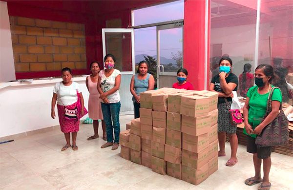 Reciben apoyos alimentarios colonos de Ometepec