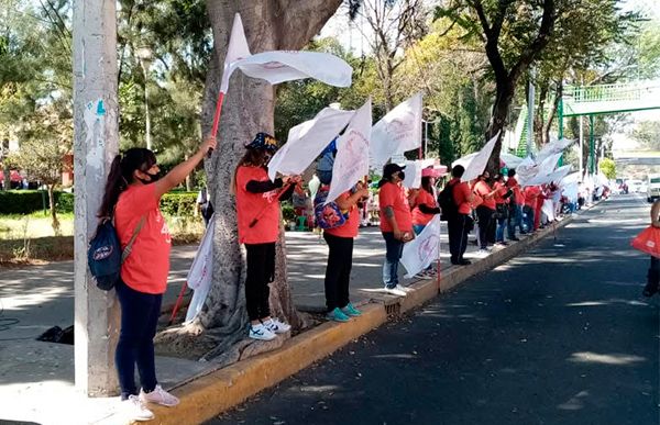 Cadenas humanas exigen que Armando Quintero resuelva demandas