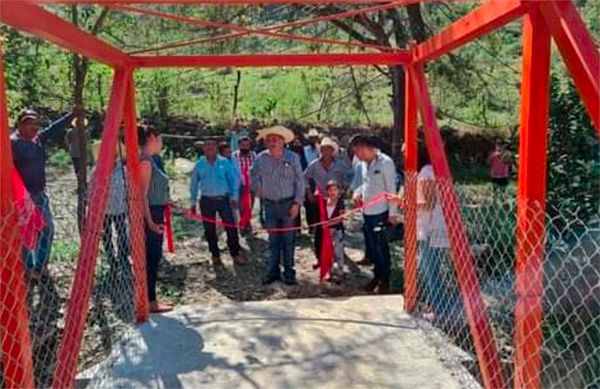 Antorcha y gobierno de Sultepec inauguran puentes peatonales y un encementado en San Isidro Xochitla