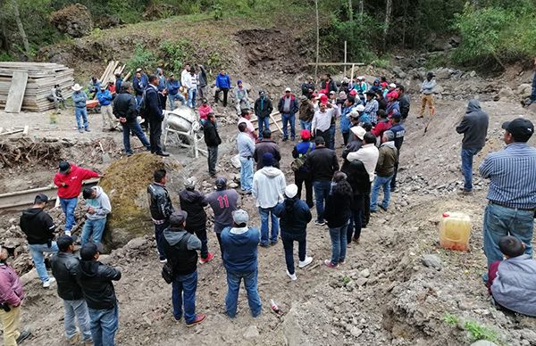 Construyen puente en comunidad de Oaxaca; Antorcha advierte rezago de obra