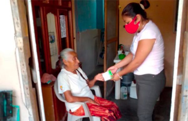 Antorcha apoya con medicamentos a mujer de Tamuín