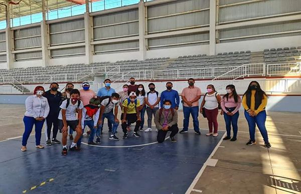 Deportistas, maestros y estudiantes se reúnen con director del IVD