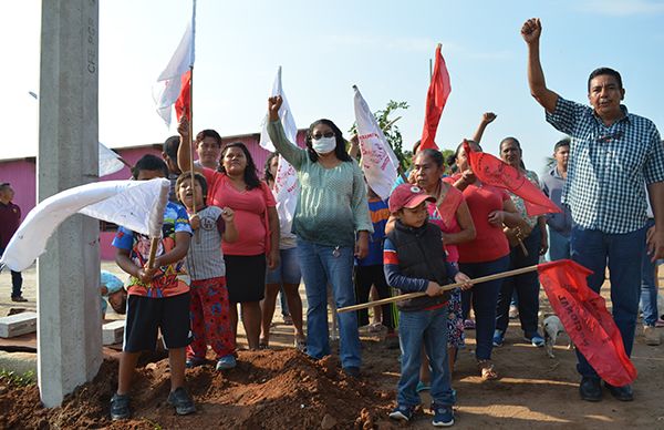 Arranca electrificación en colonia antorchista de Matacocuite