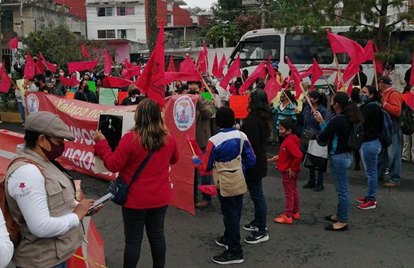 Protestan antorchistas de Xalapa durante informe de Hipólito Rodríguez