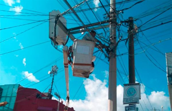 Con unión y organización, vecinos iluminan su colonia