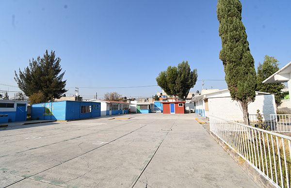 Construirán techumbre en primaria del barrio Mineros