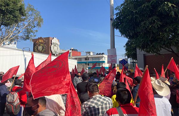 Campesinos exigen pago de indemnización por daños de sus parcelas