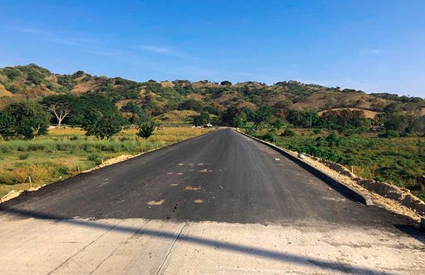 Avanza pavimentación de camino a pueblo de Igualapa