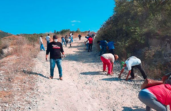 Con faenas, colonos antorchistas de Chilpancingo mejoran su entorno social