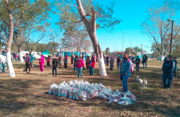 Familias de Reynosa reciben despensa y regalos   