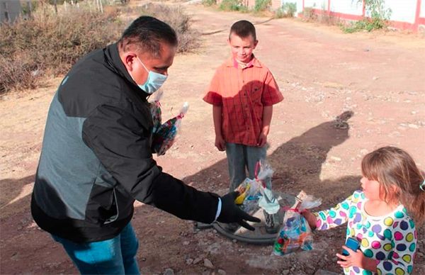  Entrega alcalde bolos a niños en Caravana Navideña 2020