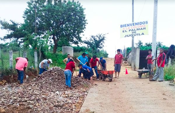 Material para pavimentar calle, exigen colonos del Palmar de Juquila 