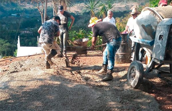 Material para concluir dos pavimentaciones, piden pobladores de Acahuizotla