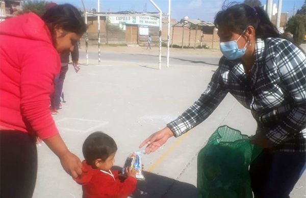 Antorchistas entregan aguinaldos a niños coahuilenses