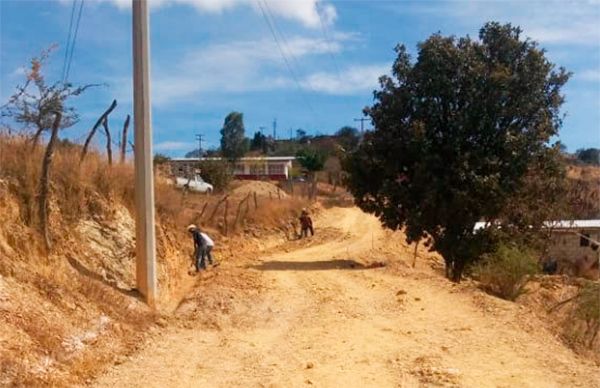 Inicia pavimentación de calle en pueblo de Olinalá