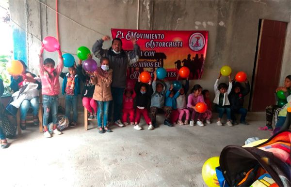 Regalan juguetes a niños de Cuautinchán