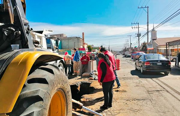 Antorchistas evitan accidentes con reparación de socavón