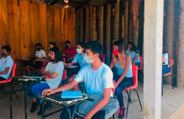 Pese a pandemia, alumnos de bachillerato acuden periódicamente al plantel