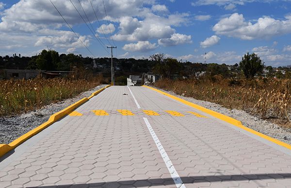 Pavimentan calle en Ahuatempan