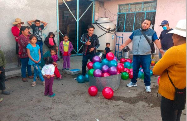 Regalan sonrisas a niños en Acajete