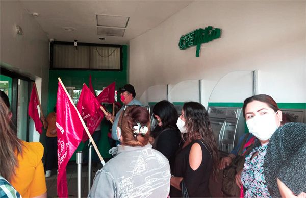 Cachanillas protestan en CFE exigen servicio