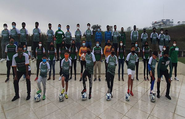 IDSDM entrega uniformes y material deportivo a selectivos de futbol