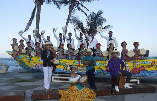 Bailarines jarochos listos para la Espartaqueada