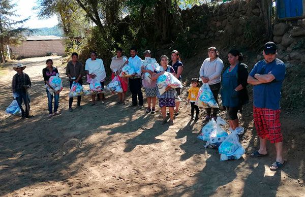 Antorcha beneficia con despensas a familias de Salvador Escalante