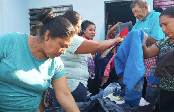 Colecta Antorcha ropa para familias de Salto de Agua