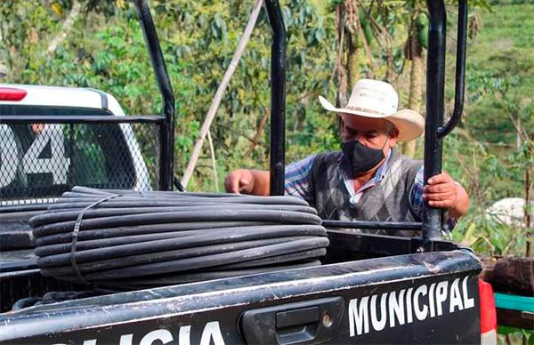 Entrega ayuntamiento mangueras en Acateno