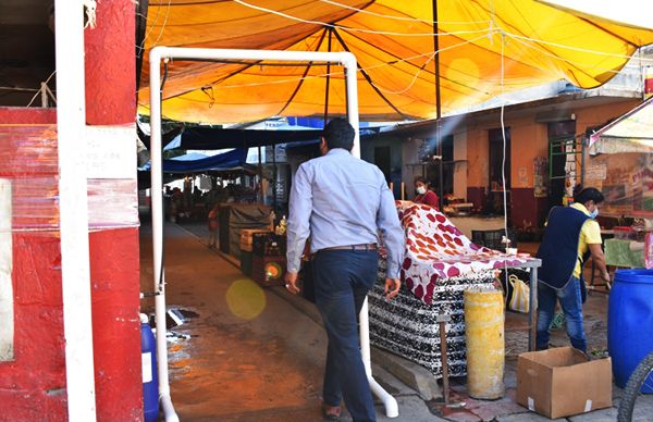 Colocan arcos sanitizantes en el mercado municipal de Ixcaquixtla