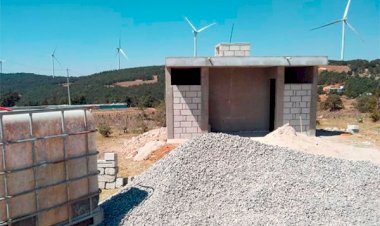 Construyen baños con biodigestor en Santa Cruz Soledad