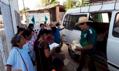 Entrega UNEFA gallinas de postura a antorchistas de Xochistlahuaca