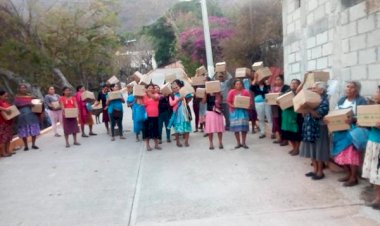 Entrega Antorcha despensas a familias de Acuentla