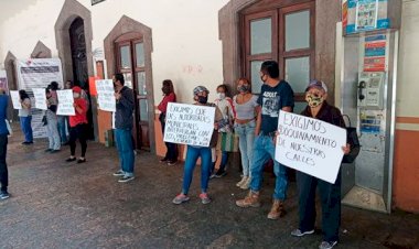 Protestan antorchistas con cadena humana; demandan servicios