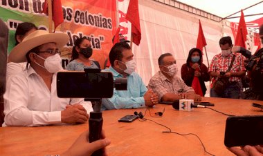 Colonos cumplen 14 días plantados frente al Palacio de Gobierno